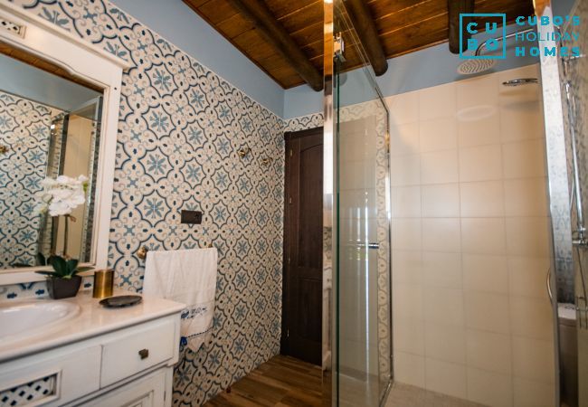 Bathroom of this villa in Alhaurín el Grande
