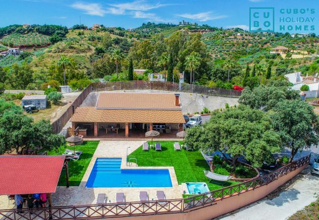 Private pool of this villa in Alhaurín el Grande