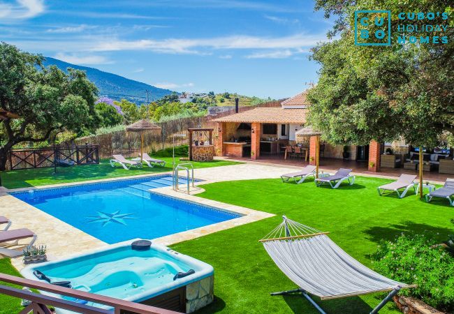 Private pool of this villa in Alhaurín el Grande