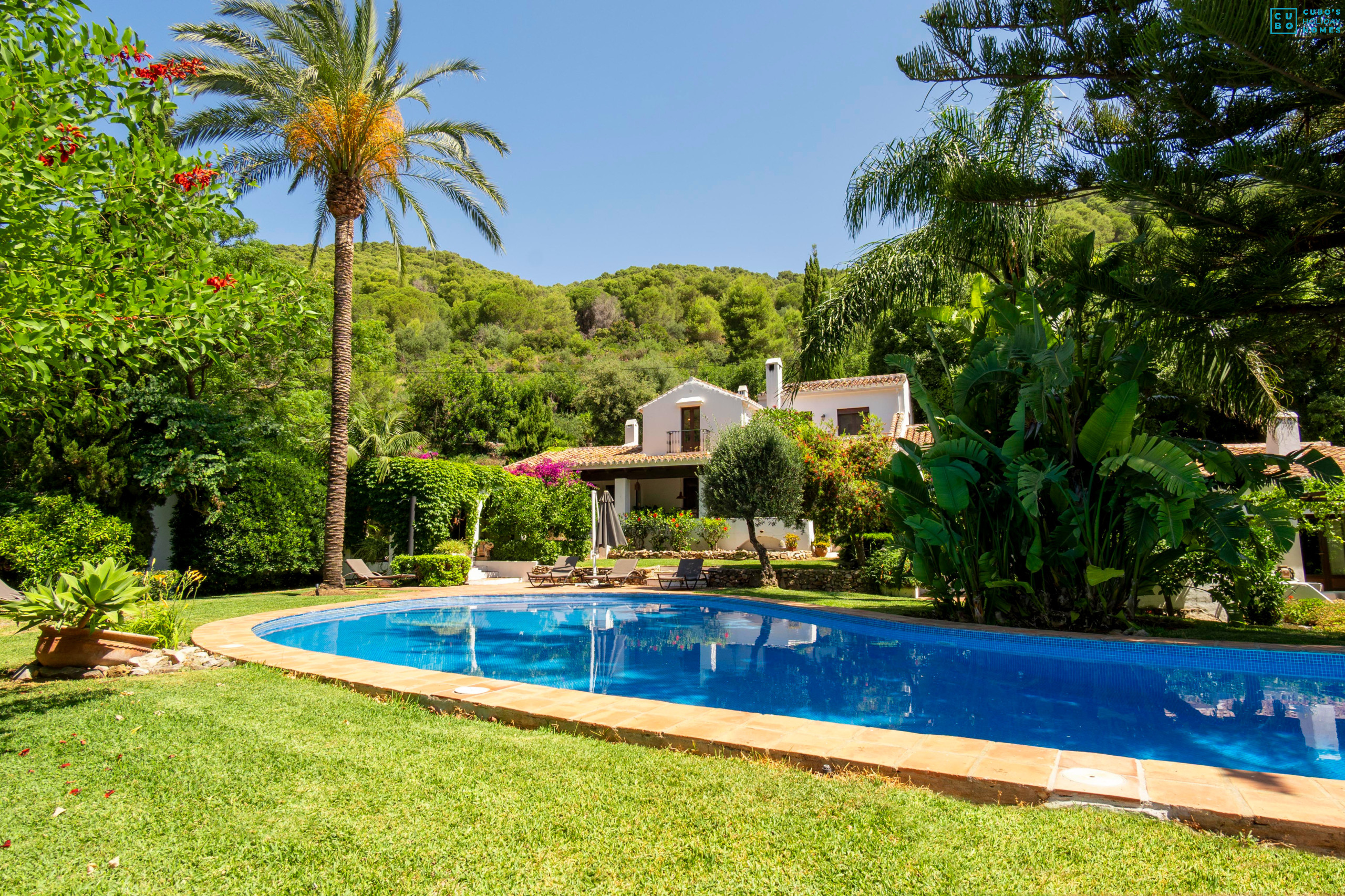 Holiday villa with pool and lake in Coín