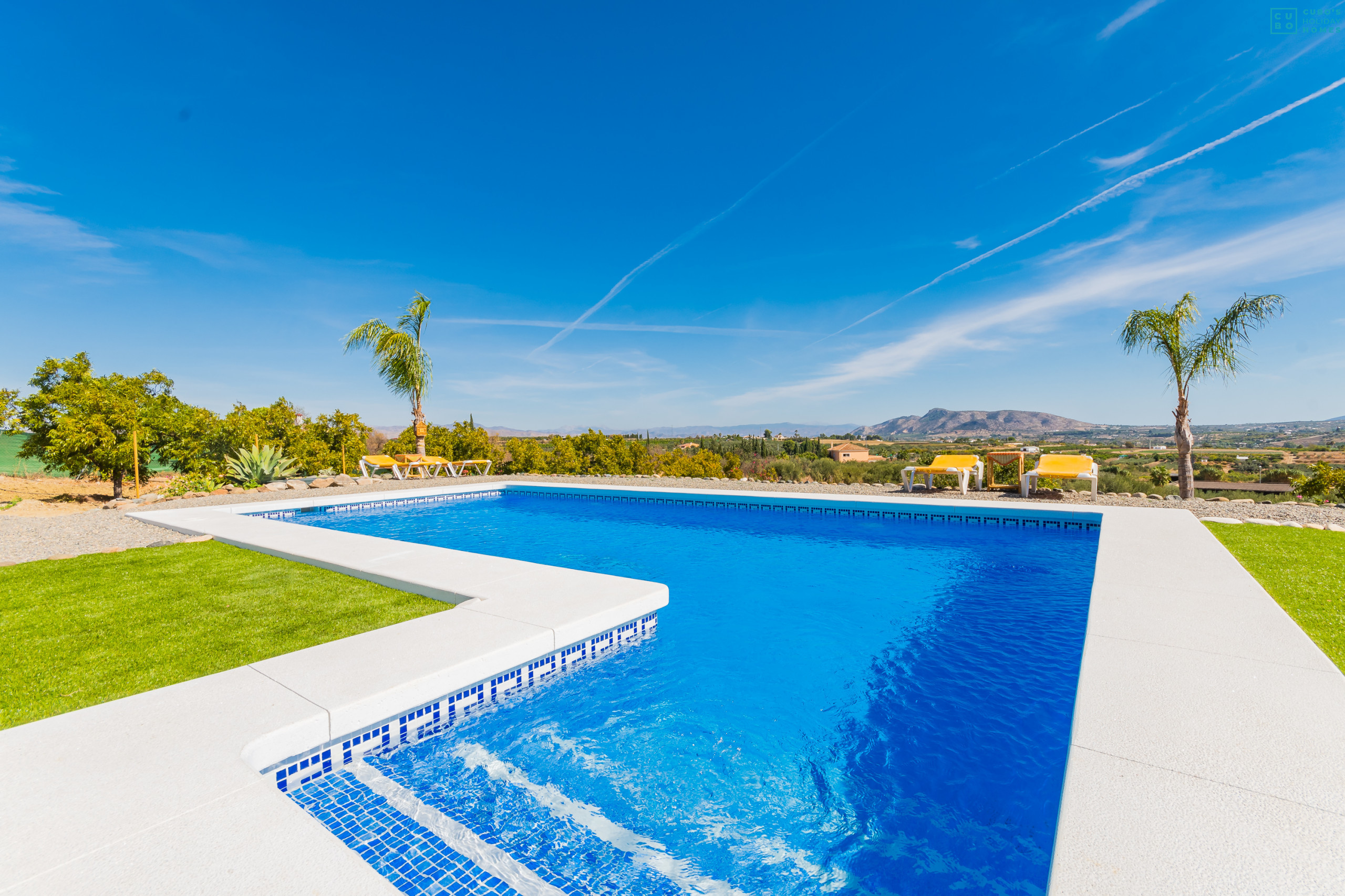 Private pool of this villa in Coín