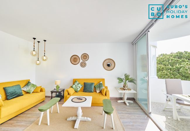 Near beach ideal couples | Cubo's Holiday Homes Living room of this apartment in Calahonda