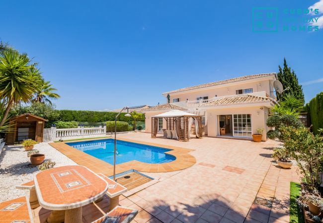 Private pool and exteriors of the accommodation in Alhaurín el Grande.