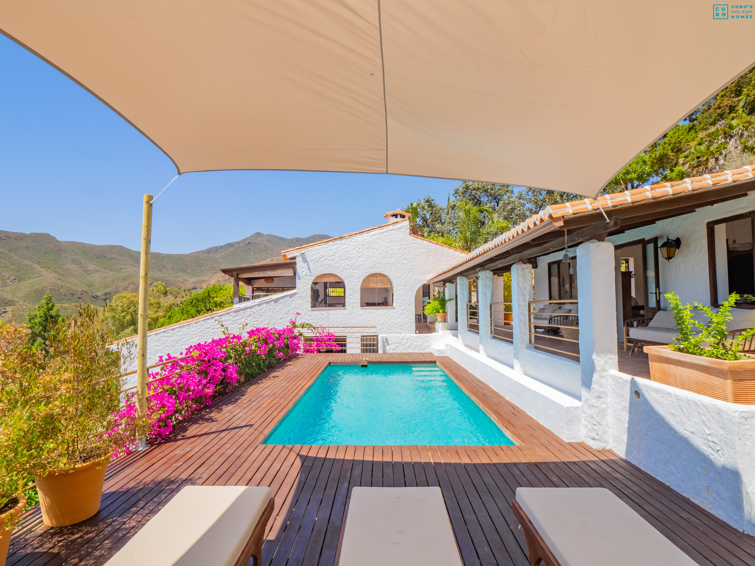 Swimming pool of a rural family house in Coín