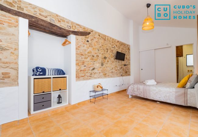 Rent by room in Cártama - Cubo's La Casa del Arco Room Pajaro