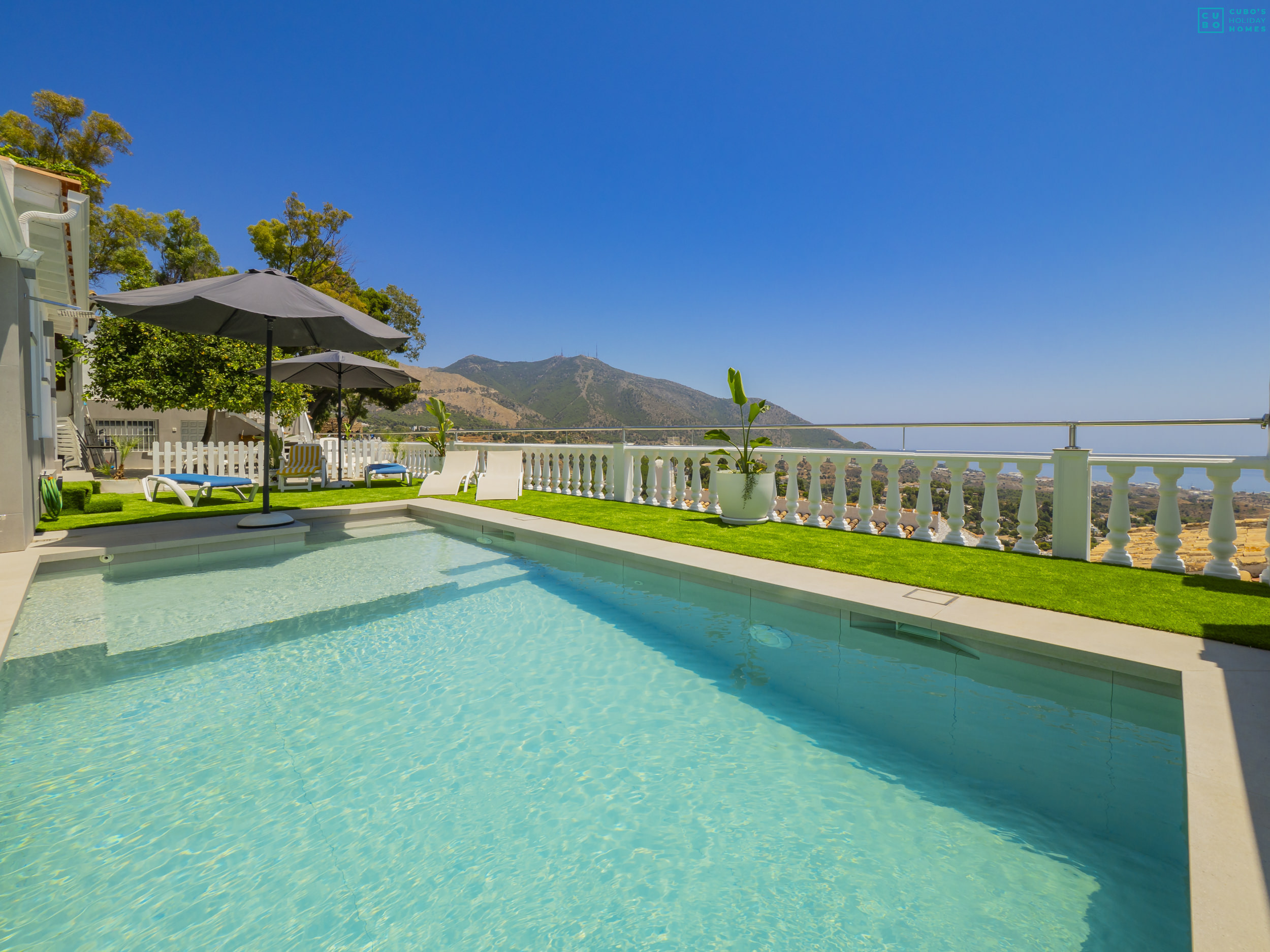 Apartment with pool and sea views in Mijas