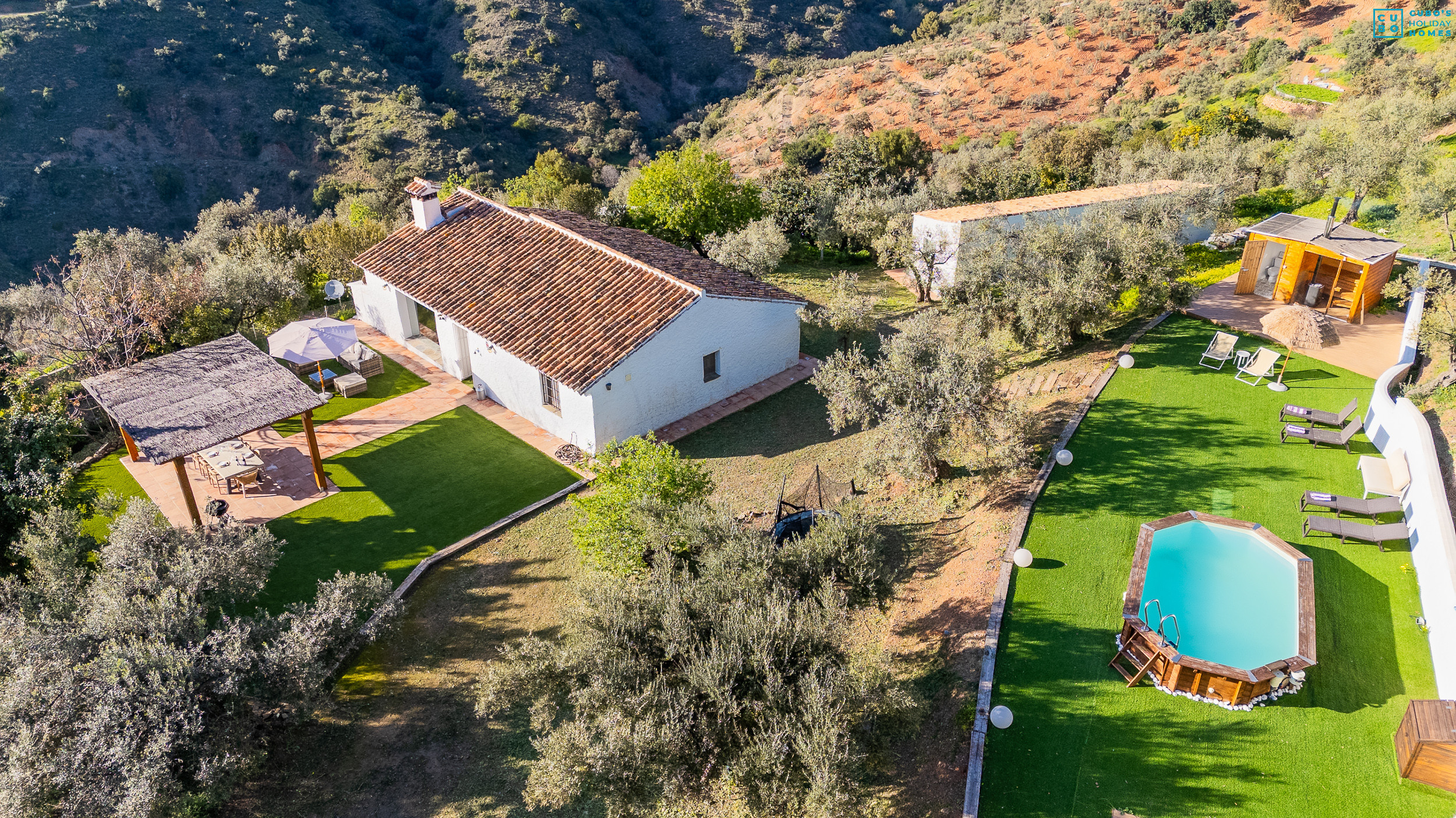 Rural house with pool and sauna in Málaga, perfect for families or groups of up to 10 guests.
