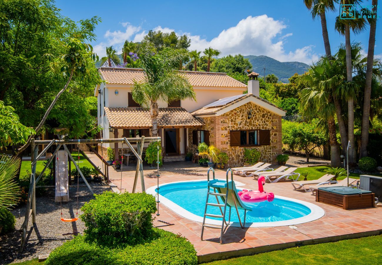 Heated pool of this villa in Alhaurín de la Torre