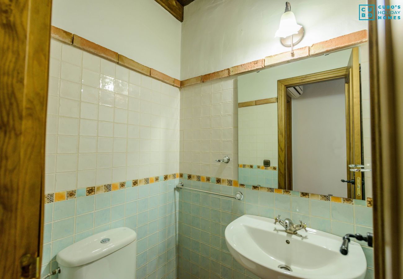 Bathroom of this house with fireplace in Alhaurín el Grande