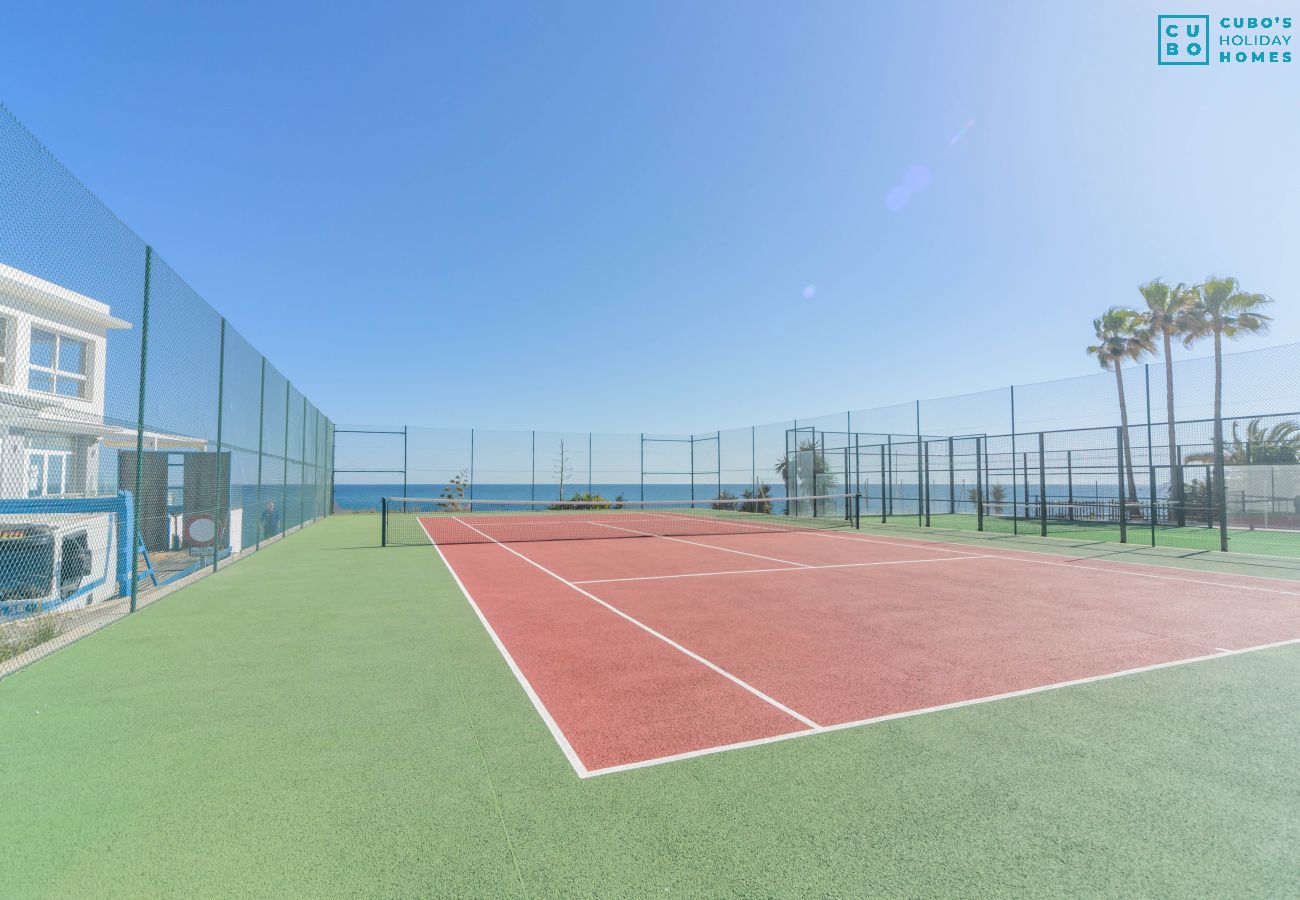 Community tennis courts of this apartment in Marbella