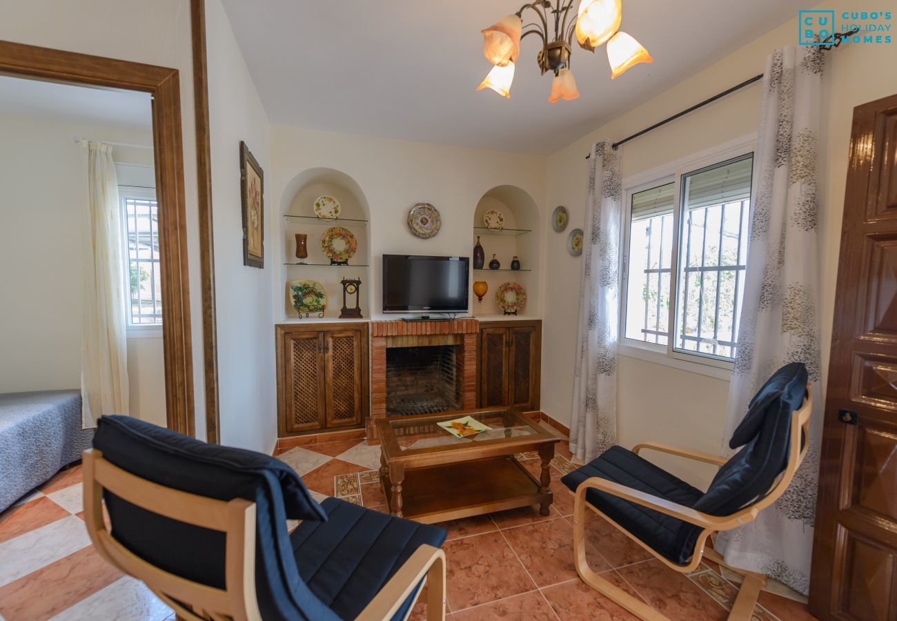 Living room with fireplace of this farm in Alhaurín el Grande