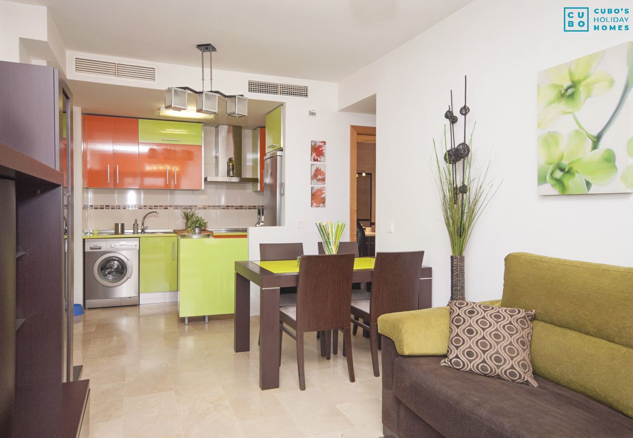 Salón comedor de este apartamento en Fuengirola