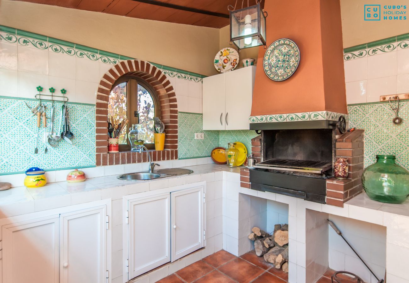 Kitchen with barbecue of this farm in Alhaurín el Grande