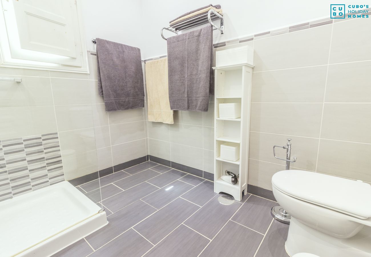 Bathroom of this rural house in Alhaurín el Grande