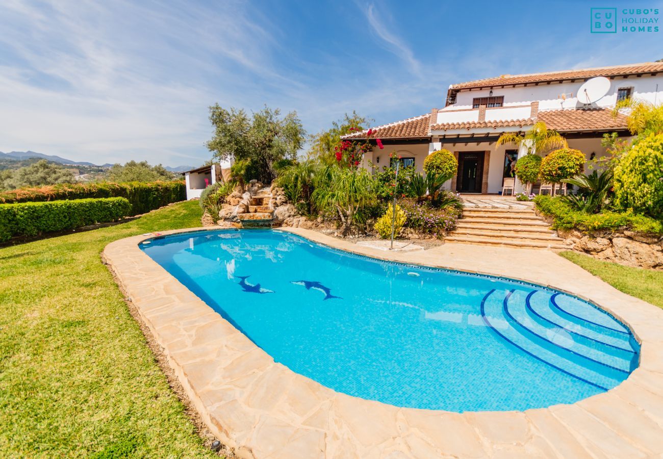 Private pool of this villa in Alhaurín el Grande