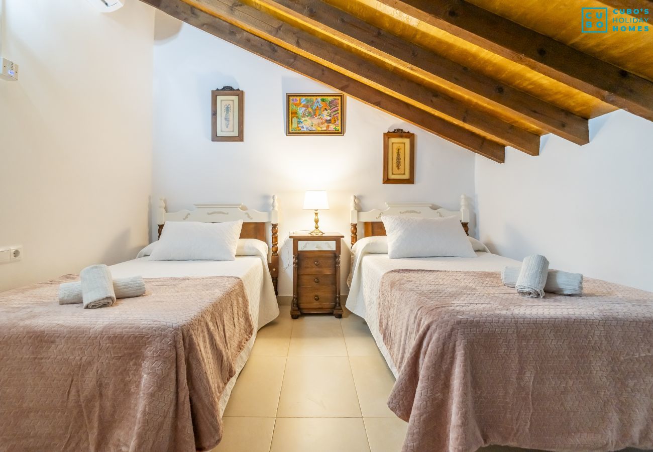 Cottage in Alhaurin de la Torre - Cubo's Casa Rural Cortijillo Las Barrancas Family