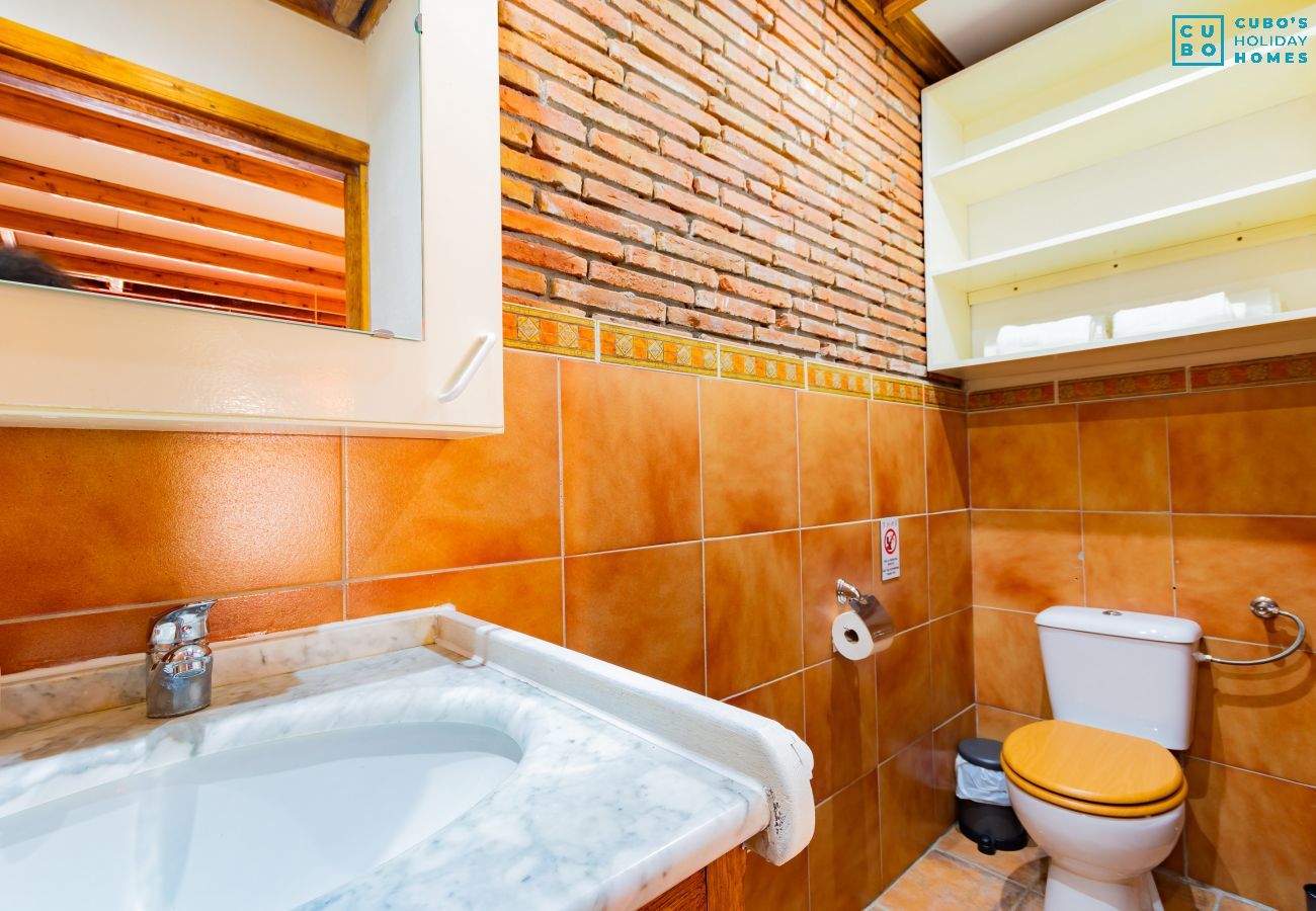 Bathroom of these rural apartments in Alhaurín el Grande