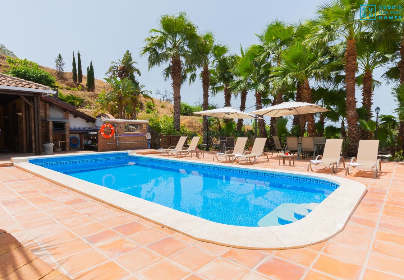 Private pool of these rural apartments in Alhaurín el Grande
