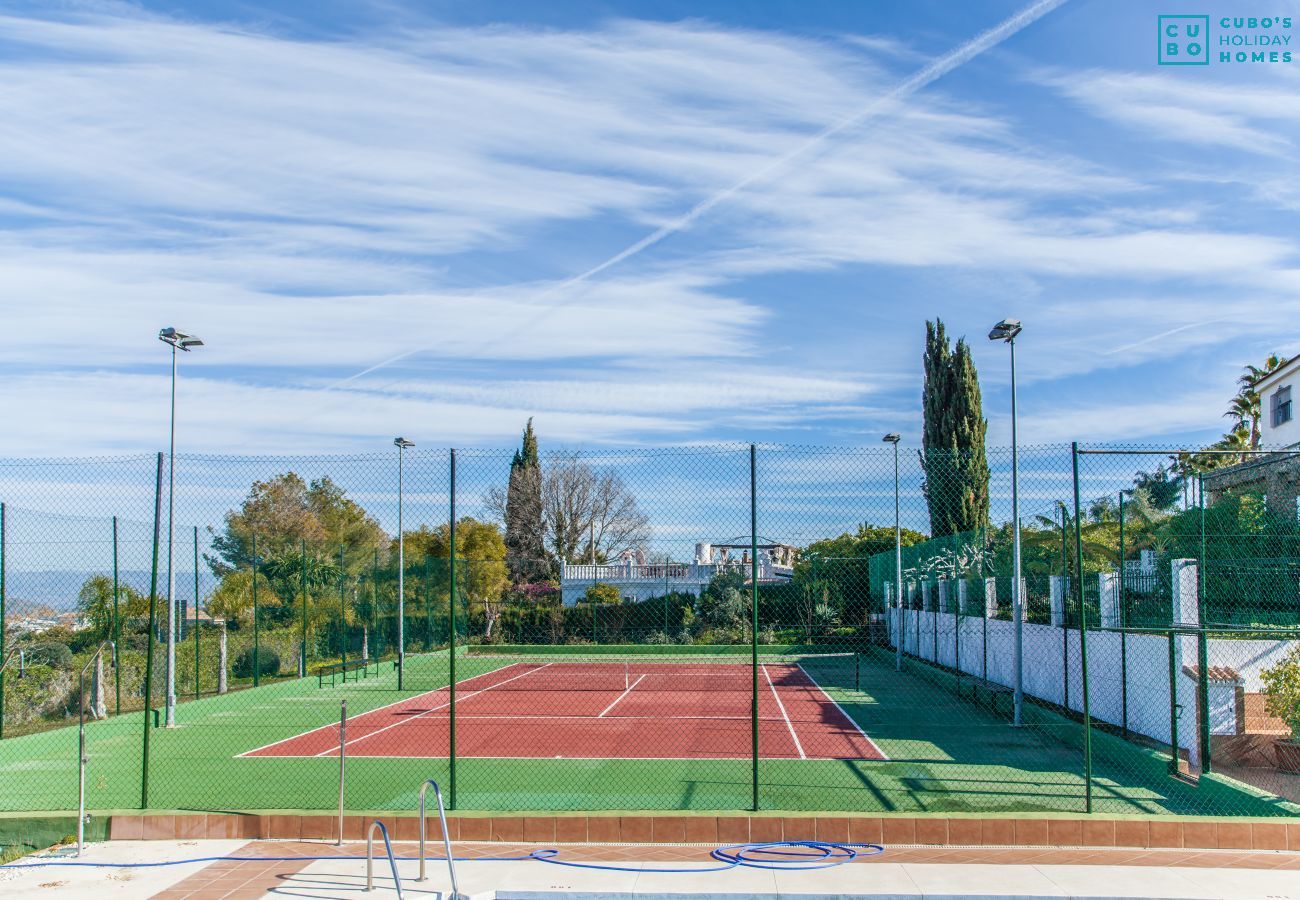 Community tennis court at this country house in Alhaurín el Grande