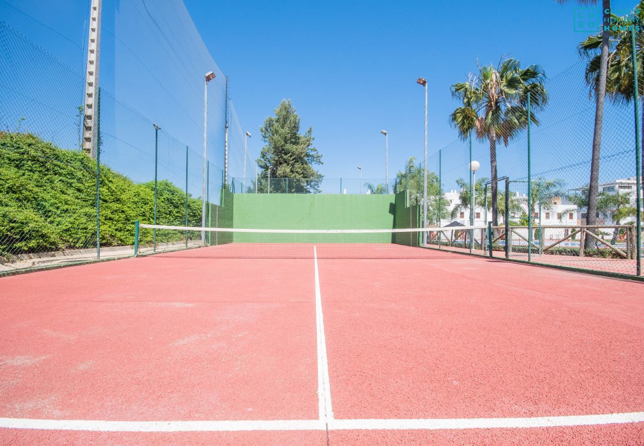 Community tennis court of this apartment in La Cala de Mijas
