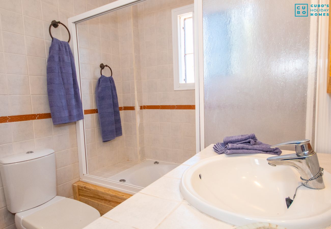 Bathroom of this rural house in Coín