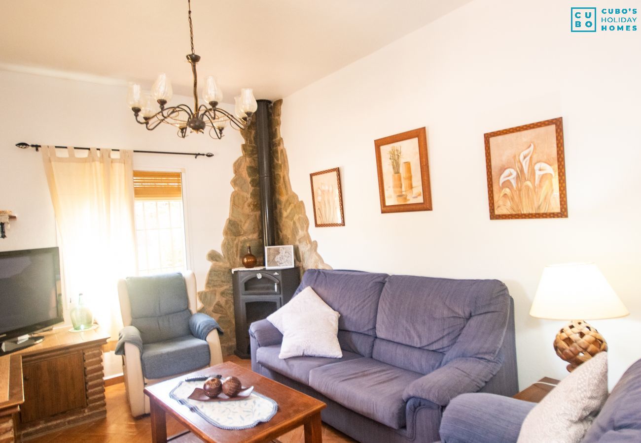Living room with fireplace of this country house in Alhaurín el Grande