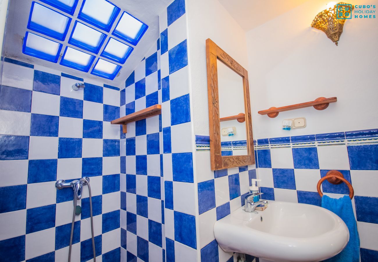 Bathroom of this rural house in Guaro