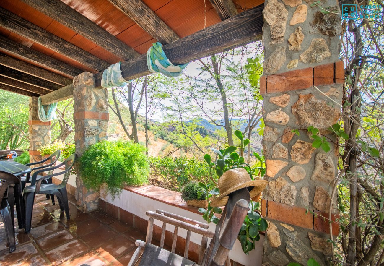 Terraza de esta casa rural en Guaro