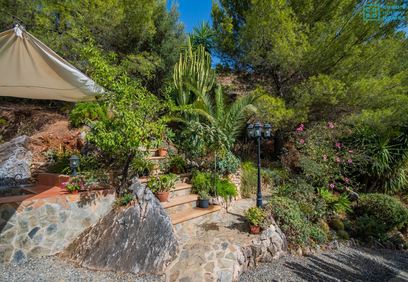 Garden of this rural house in Guaro