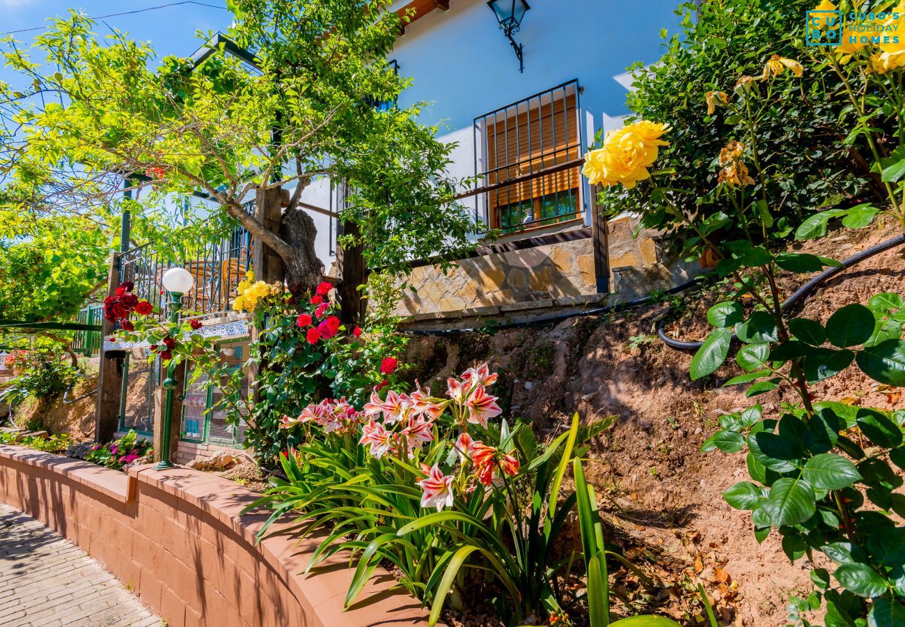Enjoy the garden of this house near El Caminito del Rey