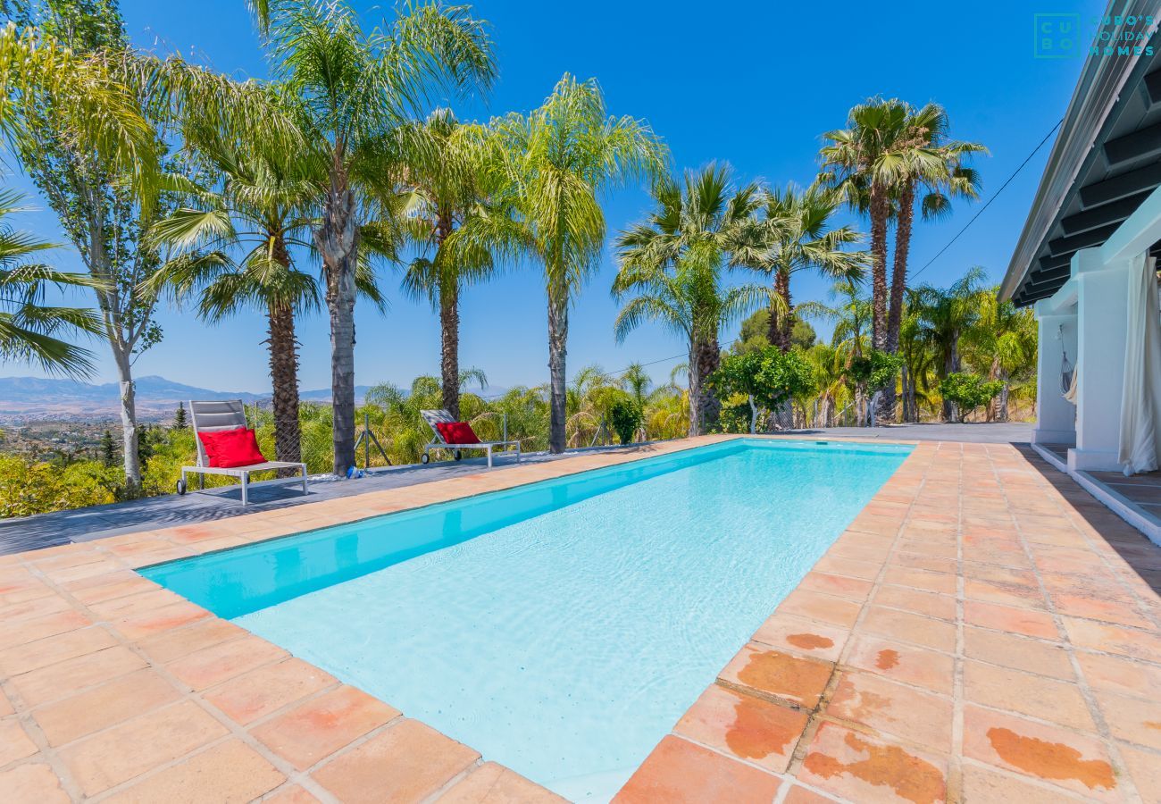 Private pool of this Finca in Alhaurín el Grande