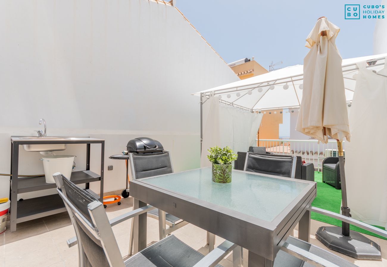 Terrace with barbecue of this apartment in Rincón de la Victoria