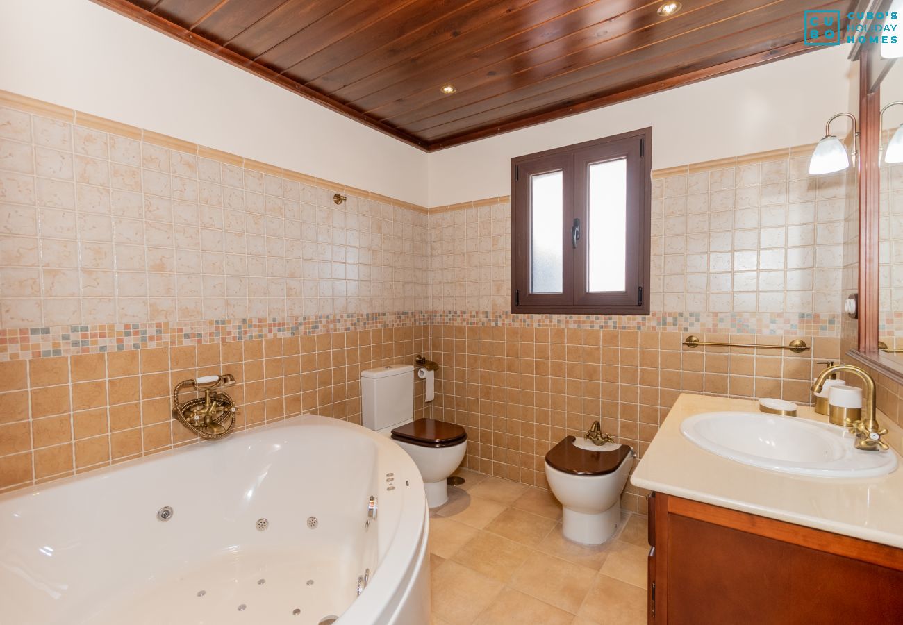 Bathroom of this house with fireplace in El Torcal