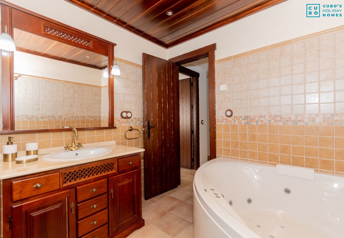 Bathroom of this house with fireplace in El Torcal