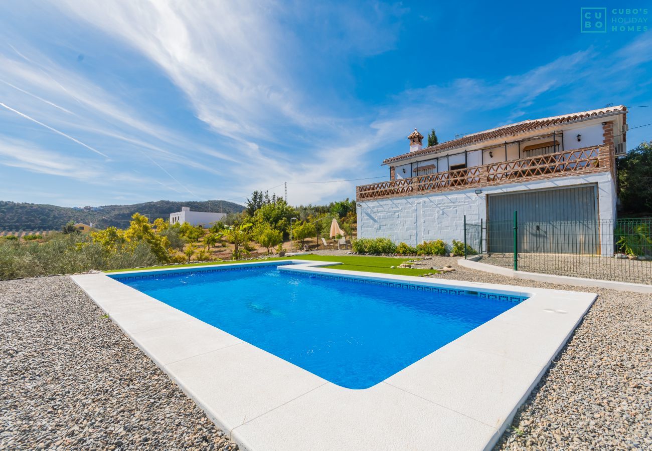 Private pool of this villa in Coín
