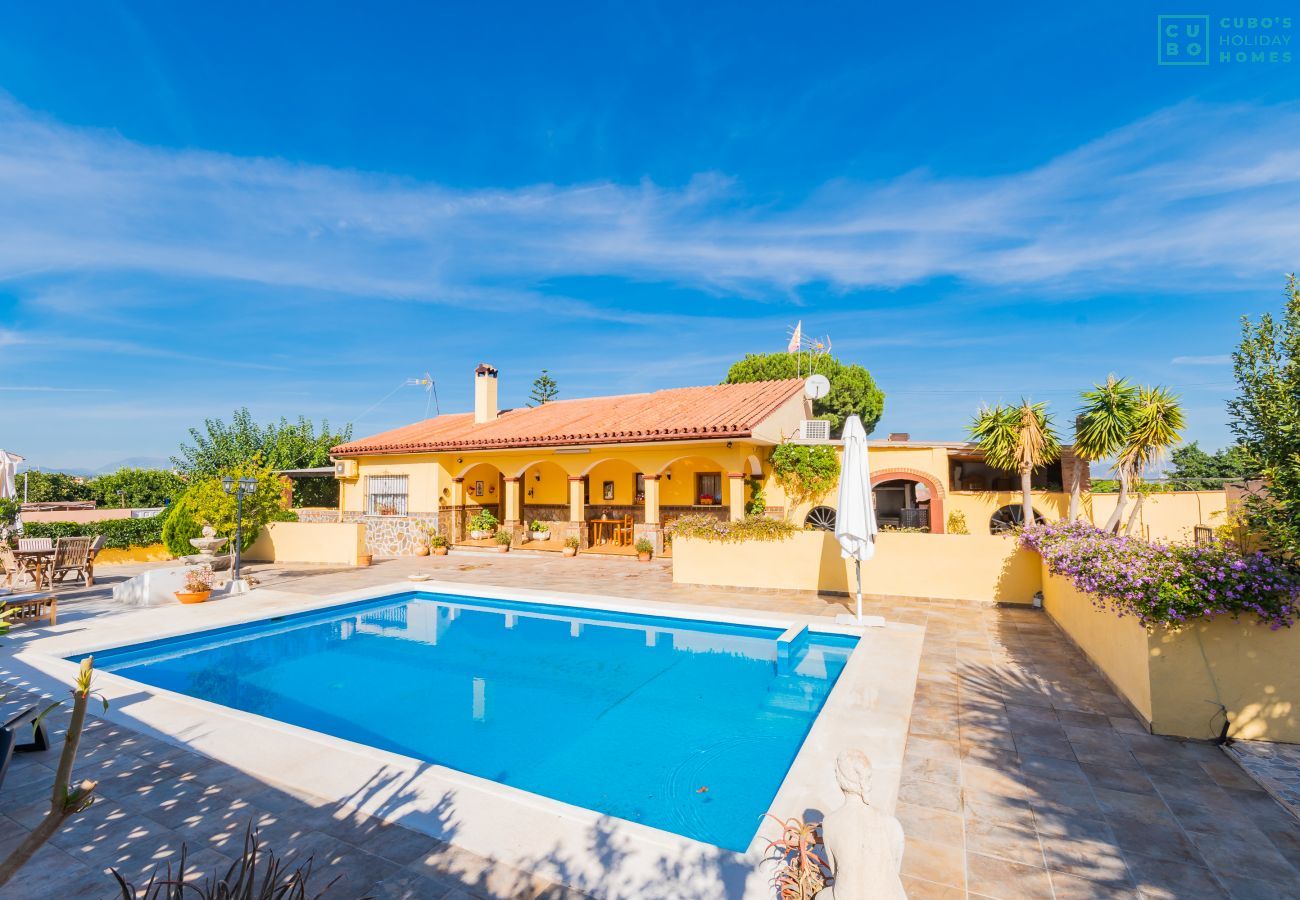 Private pool of this Finca in Alhaurín de la Torre