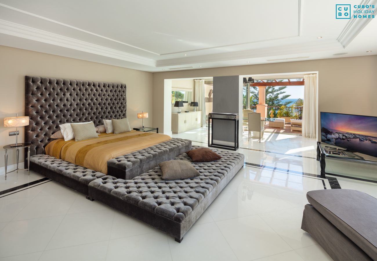 Apartment in Nueva andalucia - Cubo's Luxury Beach Front Duplex Puerto Banus