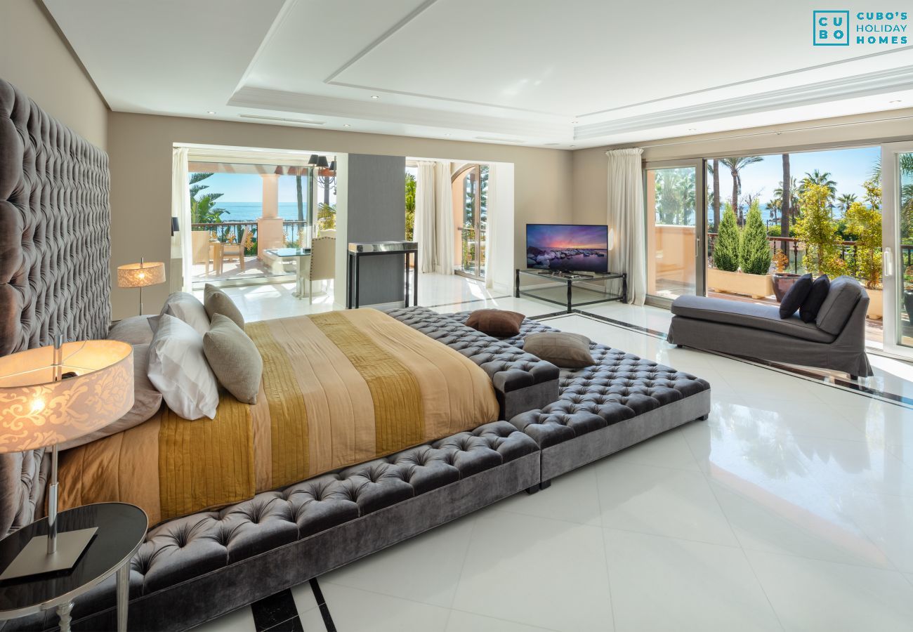 Apartment in Nueva andalucia - Cubo's Luxury Beach Front Duplex Puerto Banus