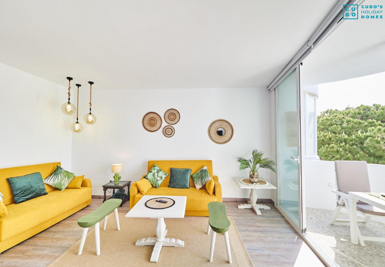 Living room of this apartment in Calahonda