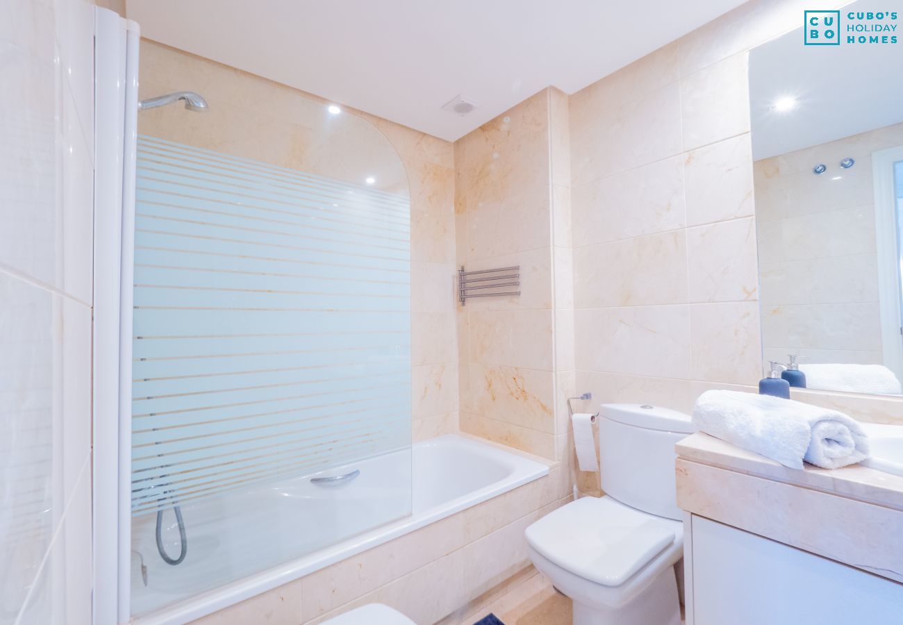 Bathroom of this apartment in Los Naranjos (Marbella)