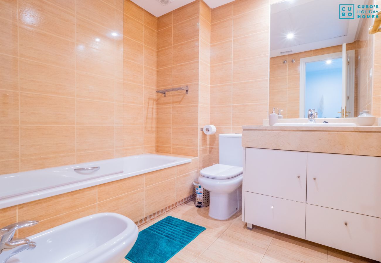 Bathroom of this apartment in Los Naranjos (Marbella)