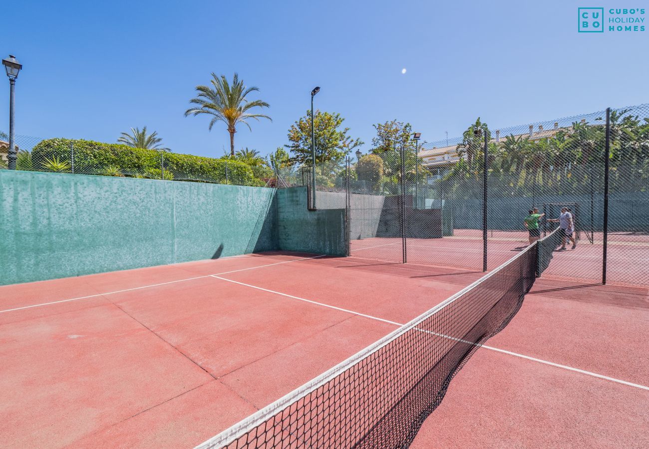 Tennis court of this apartment in Los Naranjos (Marbella)