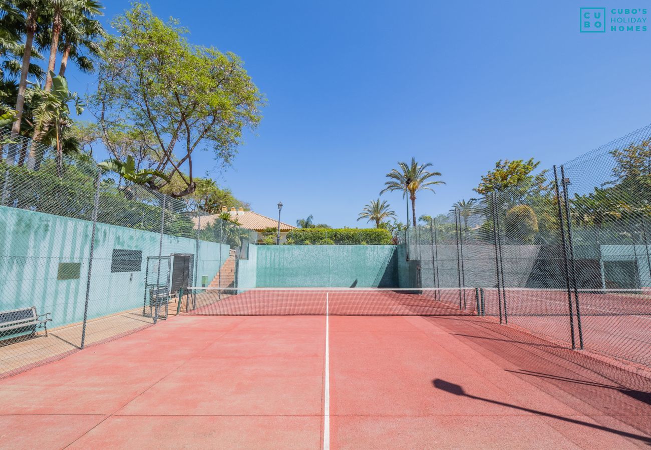 Tennis court of this apartment in Los Naranjos (Marbella)