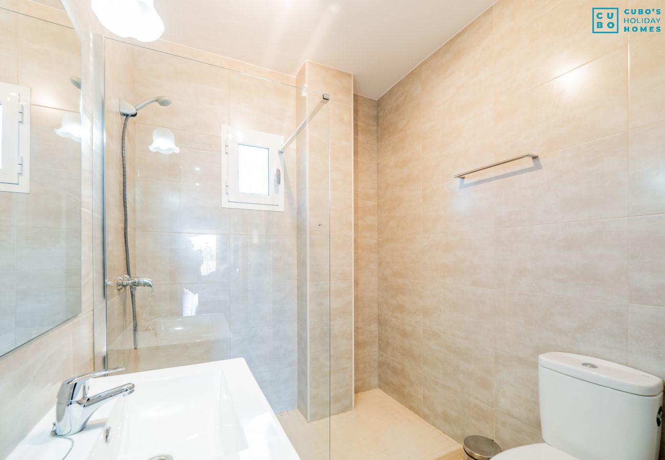 Bathroom of this rural house in Alhaurín el Grande