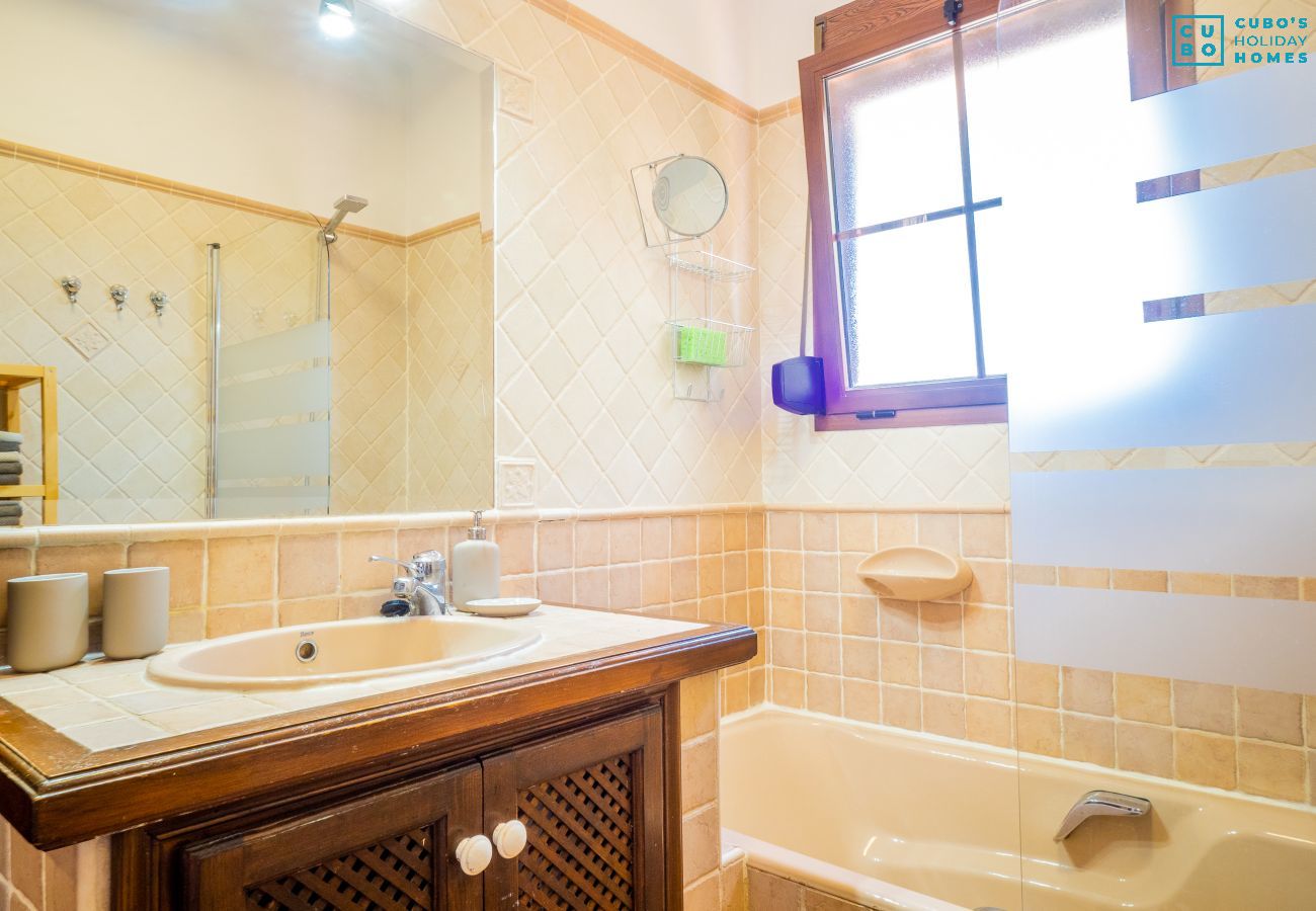 Bathroom of this rural house in Alhaurín el Grande