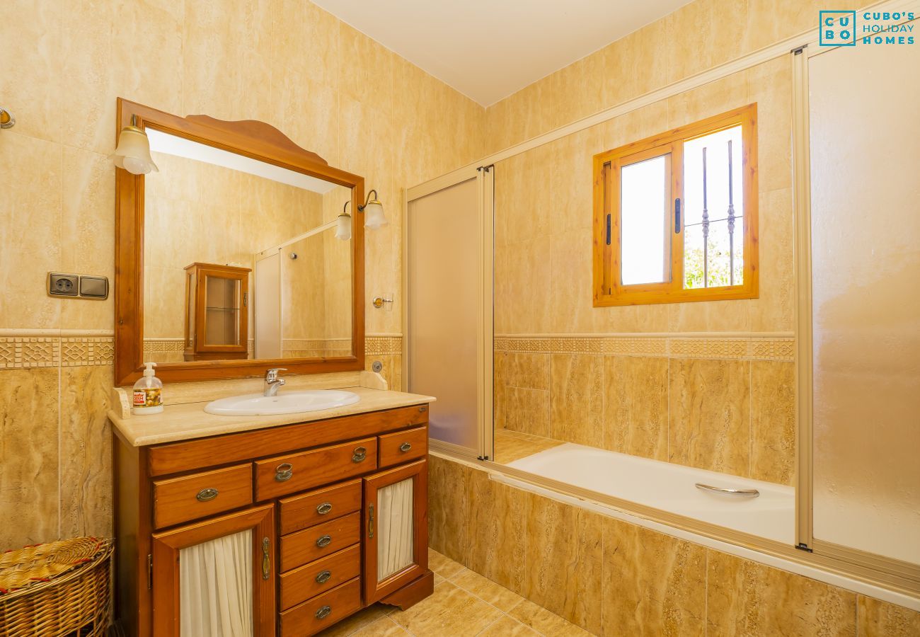 Bathroom of this villa in Alhaurín el Grande
