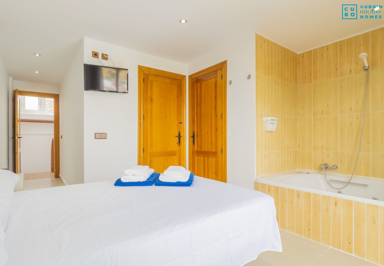 Bedroom of this rural house in Álora, near the Caminito del Rey