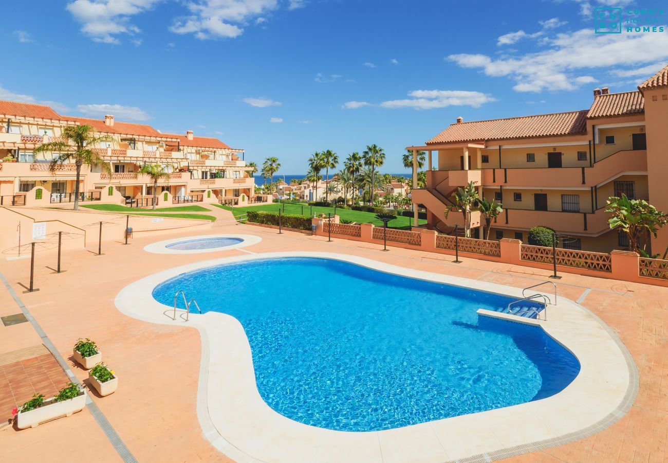 With sea views on the Costa del Sol, swimming pool in the urbanization.