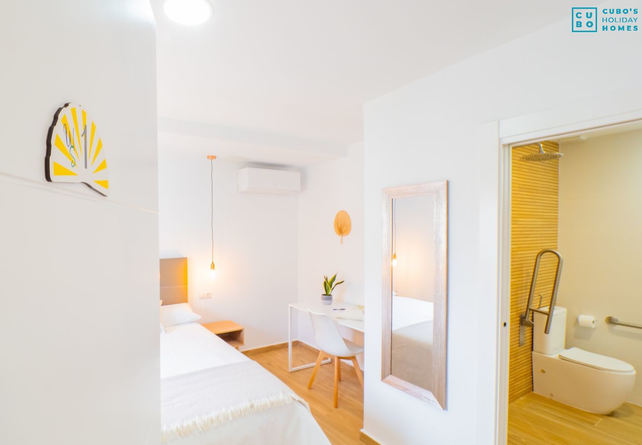 Rent by room in Torre de Benagalbon - Cubo's Hostal William's Sunny 1 with Breakfast