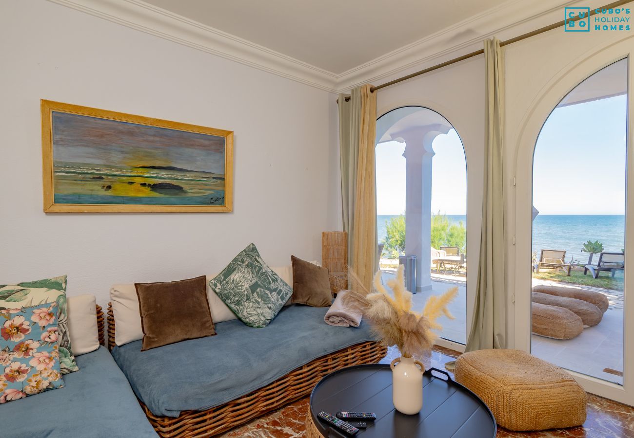 Villa in Mijas Costa - Cubo's Beachfront Villa Khayyam